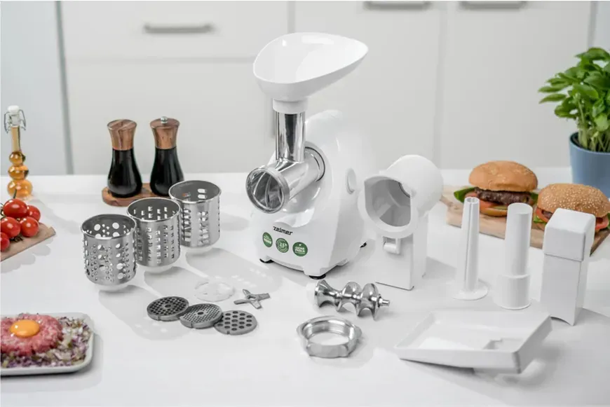 Мясорубка Zelmer ZMM4048B на кухне с готовыми блюдами