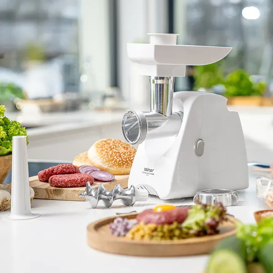 Мясорубка Zelmer ZMM5801P Zosia на кухне с овощами